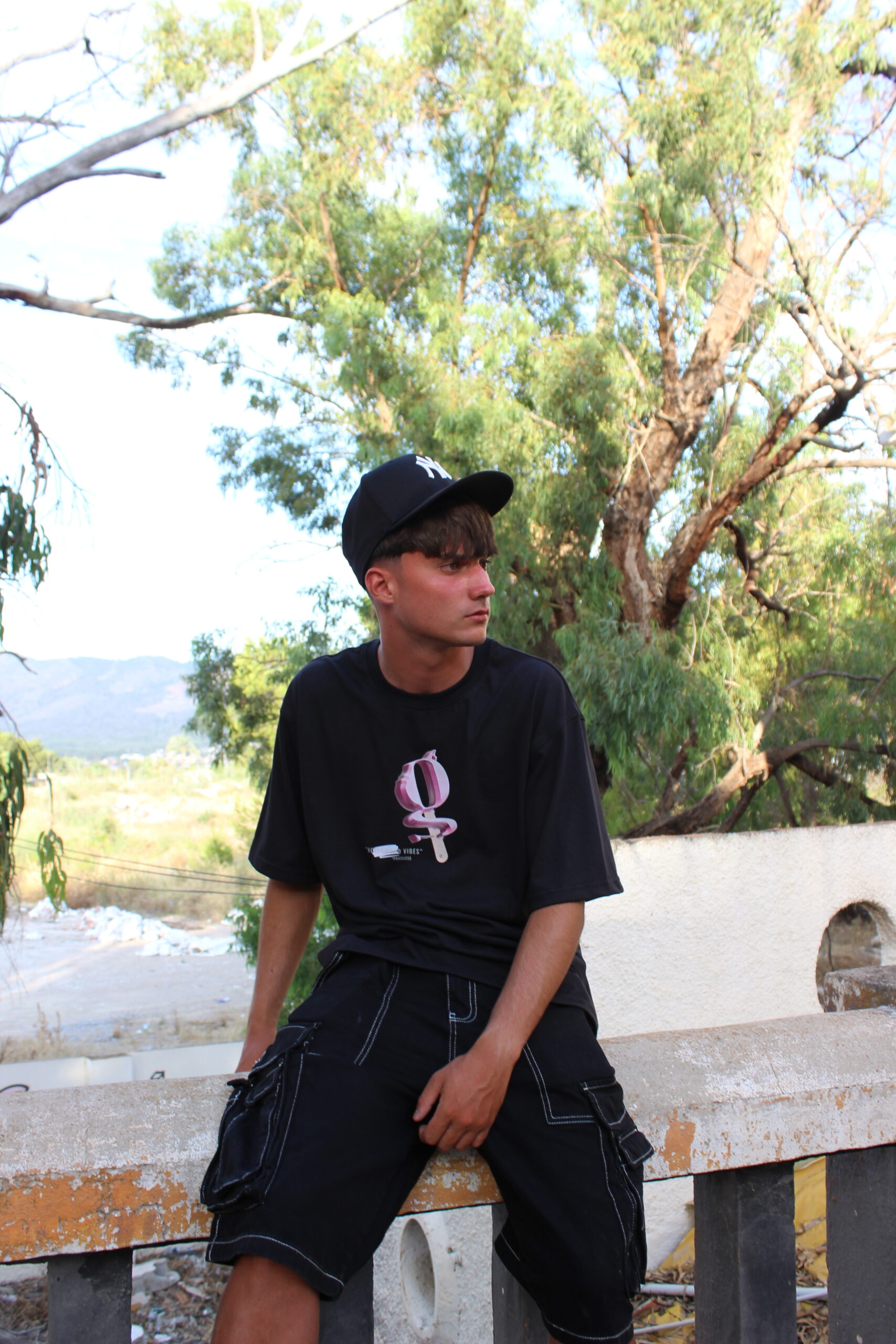 "HOLLYWOOD VIBES" RELAXED TEE - Image 4